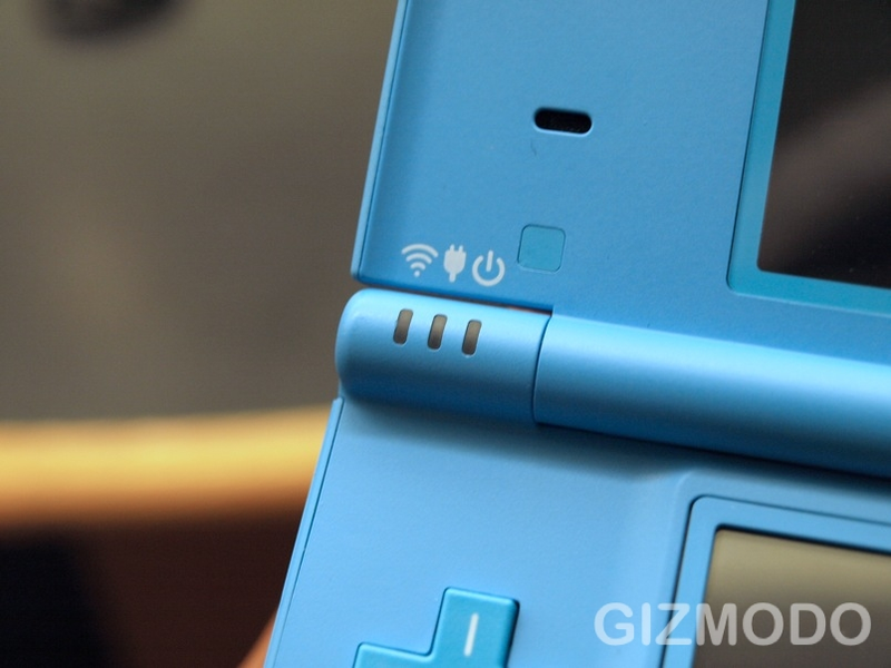 Illustration for article titled Hands On With Nintendo DSi: This Blue Version Looks Downright Electric